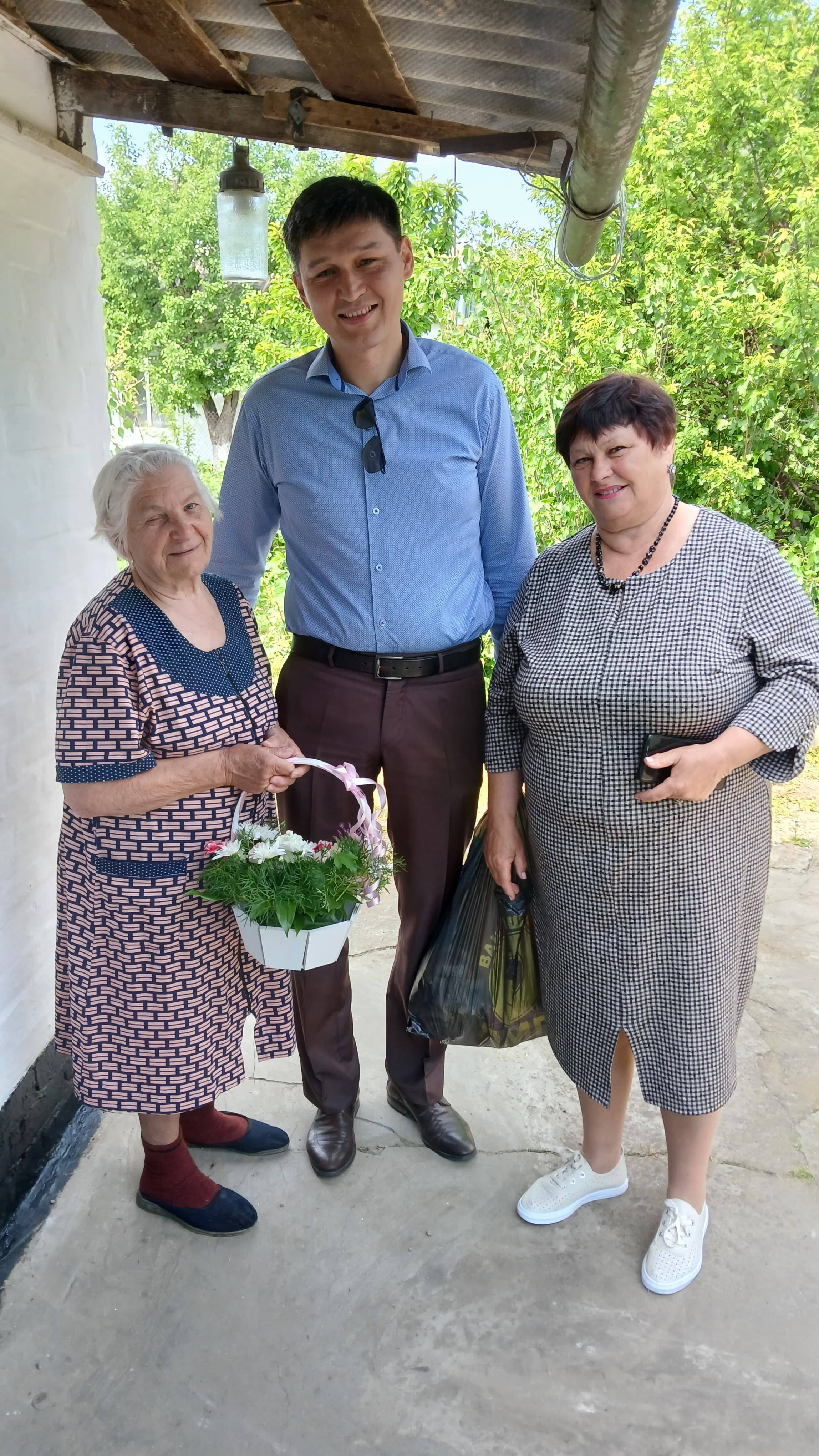 В преддверии 80-летия Великой Победы глава Городовиковска Артём Окунов и сотрудники администрации поздравили вдову участника Великой Отечественной войны Лидию Архиповну Кривинец с наступающим праздником.